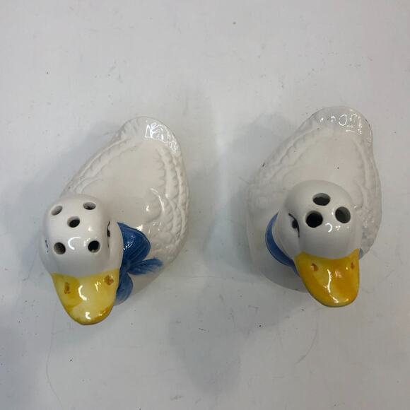 VTG White Geese Ducks Blue Ribbon‎ Salt & Pepper Shaker KMC USA Cottagecore READ - Picture 6 of 9
